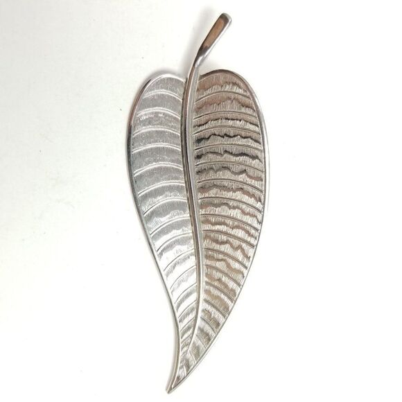 Vintage Leaf Shape Brooch, Minimal Silver Tone Design, Lapel Pin, Unisex - Picture 5 of 5